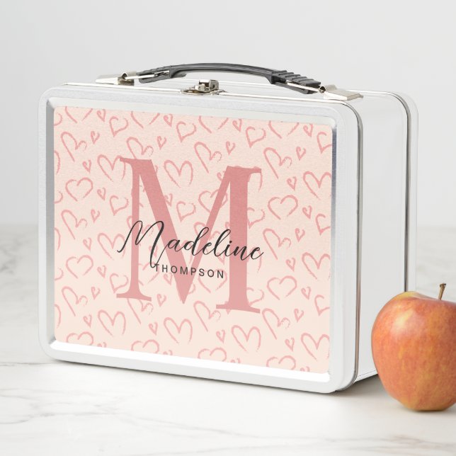 Lunch Box Joli Motif de coeur rose brossé Monogramme (En situation)