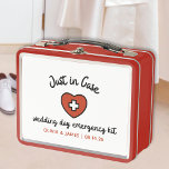 Lunch Box Kit de survie d'urgence de jour de mariage Boîte r<br><div class="desc">Restez préparés et élégants grâce à notre trousse d'urgence personnalisée pour le jour de mariage! Ce kit tendance rouge et blanc est conçu pour vous garder calme et recueilli le jour de votre grand jour. Doté d'un coeur chic avec une croix de premiers soins, il est parfait pour les épouses,...</div>