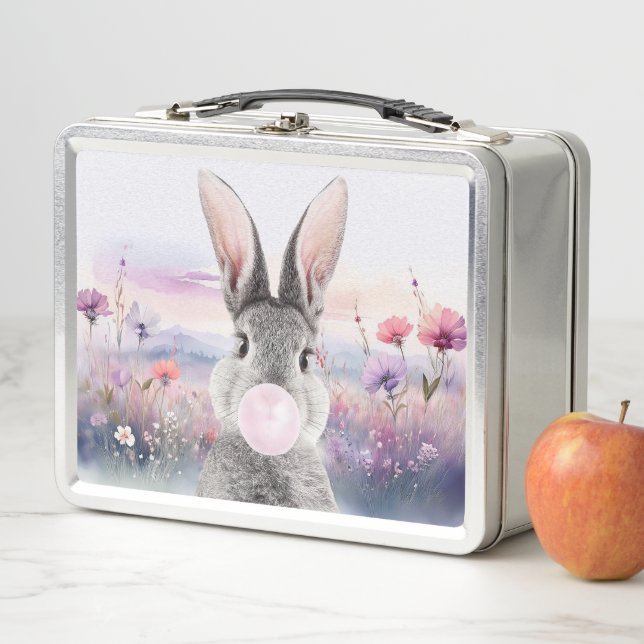 Lunch Box Lapin soufflant du bubble gum dans un champ de fle (En situation)