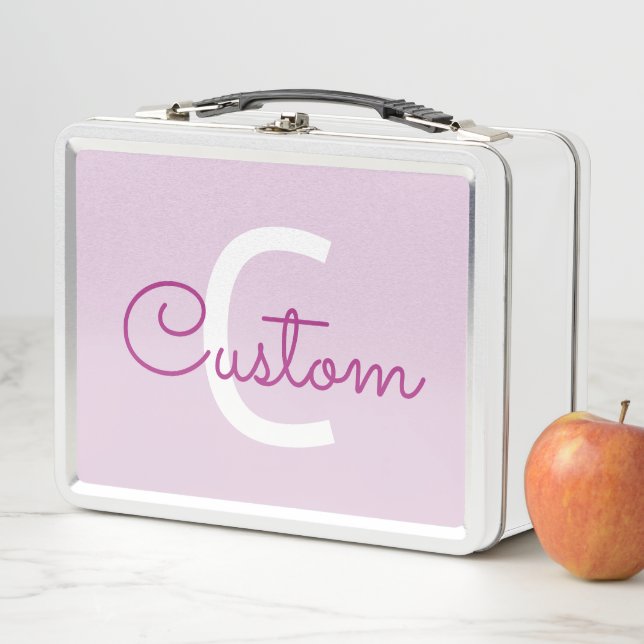Lunch Box Nom de script & monogramme | Magenta & Violet clai (En situation)