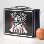 Lunch Box NOM personnalisé Soldat Crâne Double Armes USA Dra<br><div class="desc">NOM PERSONNALISÉ Crâne militaire avec armes à feu croisées USA American Flag design - Customisez avec votre nom ou votre texte personnalisé.</div>