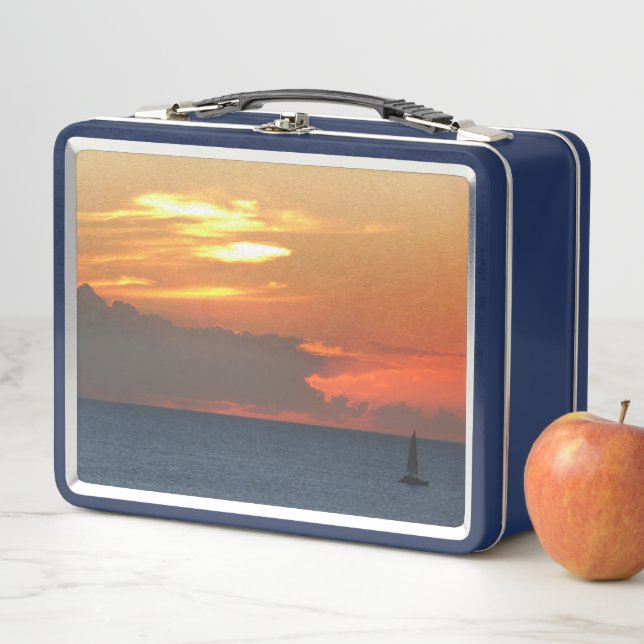 Lunch Box Sunset Clouds and Sailboat Seascape (En situation)