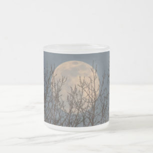 Lune se lève au-dessus des arbres Poster Café Mug