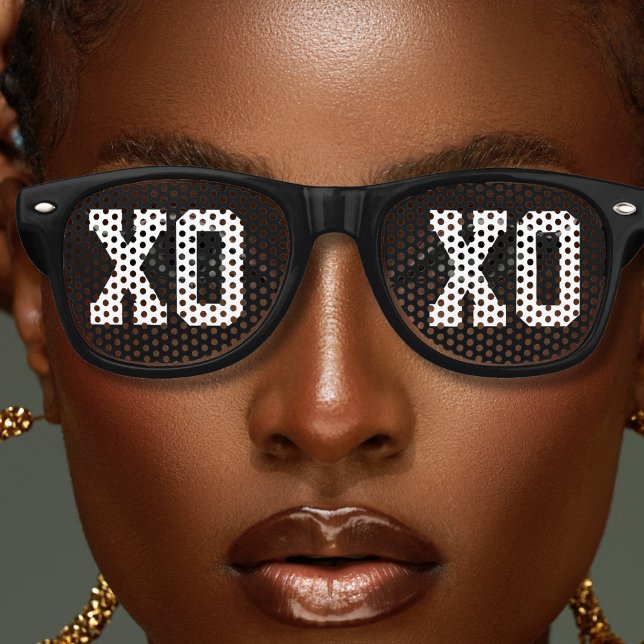 Lunettes De Fête Retro Cool noir XOXO Hugs et baisers (black retro sunglasses with bold letter text XOXO)