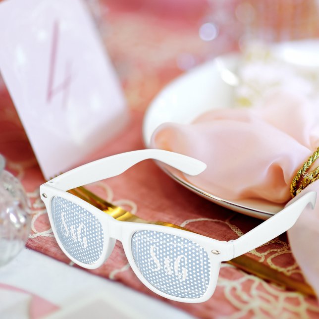 Lunettes De Fête Retro Initiales de mariage de fantaisie de style script  (A novelty pair of blue and white sunglasses, personalized with the newlyweds' initials)