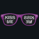 Lunettes De Fête Retro Kiss Me Party Shades Funny Trendy Retro Halftone<br><div class="desc">Amusante fête Kiss Me Retro Haftone lunettes de soleil design.</div>