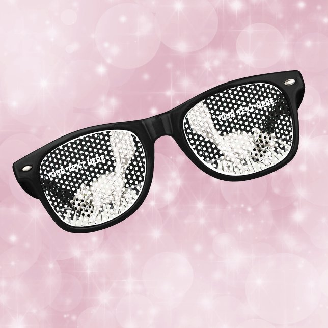 Lunettes De Fête Retro Queue de Fluffy de Chat sur Piano Notes Musique No (White cat walking on piano keys on black background with music notes on retro party glasses.)