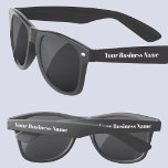 Lunettes de soleil de nom commercial promotionnell<br><div class="desc">Ajoutez votre nom d'entreprise,  votre site Web ou votre texte pour customiser les deux côtés dans une police de typographie moderne. Idéal pour les uniformes des employés,  les fêtes et les événements d'entreprise,  ou comme salon professionnel et lancement de produits promotionnels.</div>