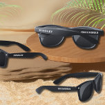 Lunettes De Soleil Mariage Groomsman Moderne Nom personnalisé Personn<br><div class="desc">Mariage Groomsman Modern Personnalisé Nom Custom Sunglasses dispose d'un design personnalisé simple avec votre nom et "Groomsman" dans élégant script blanc. Modifiez le texte dans les zones de texte fournies pour personnaliser. Conçu par ©Evco Studio www.zazzle.com/store/evcostudio</div>