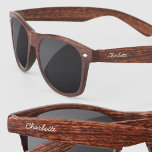 Lunettes De Soleil Nom de script moderne personnalisé<br><div class="desc">Ajoutez votre nom pour customiser les deux côtés dans une police de typographie de script moderne.</div>