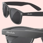 Lunettes De Soleil Nom de script moderne personnalisé<br><div class="desc">Ajoutez votre nom pour customiser les deux côtés dans une police de typographie de script moderne.</div>
