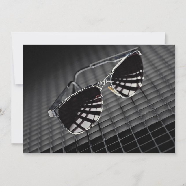 Lunettes de soleil sur arrière - plan de grille (Devant)