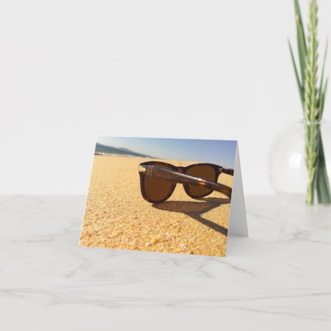 Lunettes de soleil sur la carte blanche de plage (Devant)