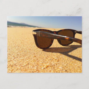 Lunettes de soleil sur une carte postale de plage