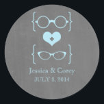 Lunettes Geeky Bleu Chalkboard Stickers de mariage<br><div class="desc">Lunettes geeky chic et sexy Chalkboard Mariage Stickers en bleu clair avec un coeur mignon flanqué de deux paires de lunettes nerveux, une paire de manly et une paire de ceintures représentant le marié et la mariée sur un arrière - plan de tableau noir. Ces autocollants de mariage offbeat sont...</div>