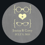 Lunettes Geeky Jaune Chalkboard Stickers Mariage<br><div class="desc">Lunettes geeky chic et sexy Stickers de Mariage en tableau jaune avec un coeur mignon flanqué de deux paires de lunettes nerveux, une paire de manteaux et une paire de ceintures représentant le marié et la mariée sur un arrière - plan de tableau noir. Ces autocollants de mariage offbeat sont...</div>