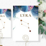 Lyra Constellation, Numéro de table céleste<br><div class="desc">Profitez d'un thème de constellation céleste avec nos panneaux de constellation ! Collection avec 15 constellations différentes à choisir, mais si vous avez besoin de plus, n'hésitez pas à ajouter un nom différent à n'importe laquelle de nos cartes de numéro de table (même si la carte n'aurait pas la bonne...</div>