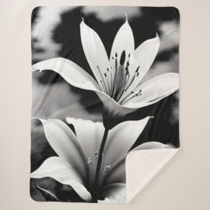 Lys en noir et blanc sur une couverture Sherpa