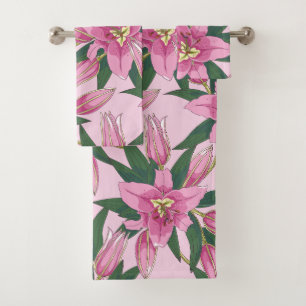 Lys fleuris dans la couverture de duvet rose paste