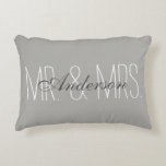 M. et Mme Coussin<br><div class="desc">Personnaliser M. et Mme coussin de nom de famille</div>