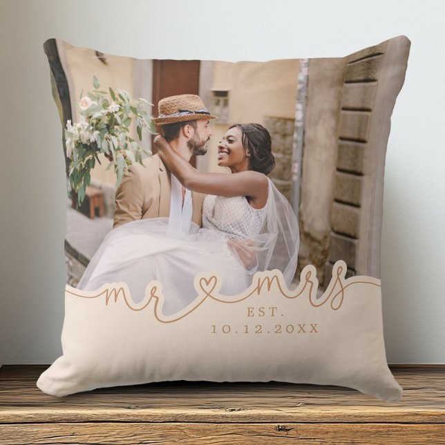 M. Mme Script Heart Photo Mariage Coussin (Shown on a 20" x 20" pillow)