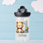 Ma première bouteille d'eau d'anniversaire<br><div class="desc">Restez hydraté avec un peu de gentillesse ! Cette bouteille d'eau est parfaite pour votre petit aventurier. Avec un ours en peluche et son petit ami d'abeille, cette bouteille n'est pas seulement une boisson, c'est un compagnon de jeu ! Personnalisez-le avec le nom de votre enfant et faites-le la plus...</div>