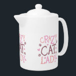 Madame folle Teapot de chat<br><div class="desc">Si vous êtes nuts au sujet des chats,  cette théière orientée de chat fait sur commande est pour vous ! Les empreintes de pas minuscules de minou et les coeurs roses entourent l'énonciation,  "Madame folle de chat." Fait un grand cadeau pour l'amoureux des chats dans votre vie.</div>