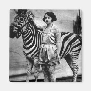 Madame tatouée de cirque et aimant carré de zèb