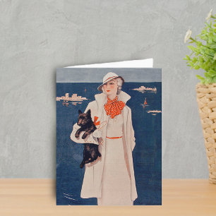 Madame vintage dans le blanc et chien par la carte