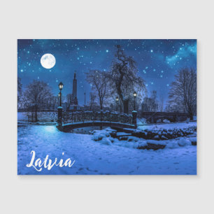 Magique nuit d'hiver avec ciel étoilé et pleine lu