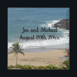 Magnet de la date de mariage Ocean and Beach<br><div class="desc">Bel cadre à Kauai,  Hawaii de l'océan et plage de sable avec un palmier et des rouleaux. Ajoutez des noms ou d'autres informations selon vos besoins.</div>