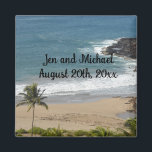 Magnet de la date de mariage Ocean and Beach<br><div class="desc">Bel cadre à Kauai,  Hawaii de l'océan et plage de sable avec un palmier et des rouleaux. Ajoutez des noms ou d'autres informations selon vos besoins.</div>