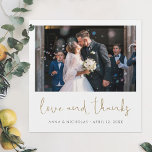 Magnet de Merci photo Mariage Gold Script<br><div class="desc">Ce mariage photo tout simple et chic, grâce à son aimable modèle, présente un look moderne et épuré et une forme carré distinctive. Nous avons donné à ce design minimaliste un éclat de panache avec "amour et merci" en dessous de la photo dans une élégante couleur or appelée California Gold...</div>
