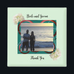 Magnet du Mariage de mariée et de chambre photo<br><div class="desc">Un cadre vert moderne bordé de fleurs de jardin. Un design de mariage moderne et élégant. Customisez avec les noms de mariée et mariée et la photo pour personnaliser.</div>