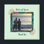 Magnet du Mariage de mariée et de chambre photo<br><div class="desc">Un cadre vert moderne bordé de fleurs de jardin. Un design de mariage moderne et élégant. Customisez avec les noms de mariée et mariée et la photo pour personnaliser.</div>