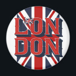 Magnet du pavillon de Londres<br><div class="desc">London Flag Magnet illustre le drapeau et les couleurs britanniques dans l'arrière - plan avec la typographie 3D personnalisée pour ceux qui aiment visiter le coeur de l'Angleterre, souvenirs, tourisme ou rêve d'y aller un jour. L'imagerie du drapeau pour signifier le patriotisme. Créé avec une écriture et une illustration personnalisée...</div>