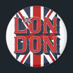 Magnet du pavillon de Londres<br><div class="desc">London Flag Magnet illustre le drapeau et les couleurs britanniques dans l'arrière - plan avec la typographie 3D personnalisée pour ceux qui aiment visiter le coeur de l'Angleterre, souvenirs, tourisme ou rêve d'y aller un jour. L'imagerie du drapeau pour signifier le patriotisme. Créé avec une écriture et une illustration personnalisée...</div>