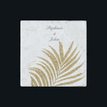 Magnet En Pierre Palm Leaf Gold Parties scintillant Nom personnalis<br><div class="desc">Conçu avec un beau motif en feuille de palme dorée et artistique en couleur blanche arrière - plan avec des modèles de texte personnalisés que vous pouvez éditer et customiser pour ajouter vos propres détails. Idéal pour des occasions spéciales comme les mariages !</div>