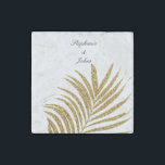 Magnet En Pierre Palm Leaf Gold Parties scintillant Nom personnalis<br><div class="desc">Conçu avec un beau motif en feuille de palme dorée et artistique en couleur blanche arrière - plan avec des modèles de texte personnalisés que vous pouvez éditer et customiser pour ajouter vos propres détails. Idéal pour des occasions spéciales comme les mariages !</div>