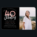 Magnet Flexible 40 et fabuleuse invitation photo fête d'anniversai<br><div class="desc">Célébrez votre 40e anniversaire en style avec ces quarante et fabuleuses invitations photos de fête d'anniversaire en noir et rose. Un design moderne avec texte de script et graphismes en gras. Modifiez la couleur pour la customiser. Partie d'une collection.</div>