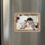 Magnet Flexible Aimant photo de Noël Floral<br><div class="desc">Cartes photos de vacances magnétiques personnalisés avec des modèles simples pour la personnalisation. Ce design festif présente une élégante bordure florale d'aquarelle aux couleurs rouge, vert et bordeaux sur un arrière - plan imitation kraft. Le texte dit "Joyeux Noël" dans une police de script de calligraphie moderne. Personnalisez-le avec vos...</div>