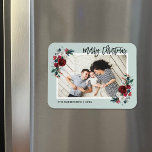Magnet Flexible Aimant photo de Noël Floral<br><div class="desc">Cartes photos de vacances magnétiques personnalisés avec des modèles simples pour la personnalisation. Ce design festif présente une élégante bordure florale d'aquarelle aux couleurs rouge, vert et bordeaux sur un arrière - plan à la menthe. Le texte dit "Joyeux Noël" dans une police de script de calligraphie moderne. Personnalisez-le avec...</div>