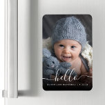 Magnet Flexible Bébé Photo Hello White Script Faire-part de naissa<br><div class="desc">Célébrez l'arrivée de votre nouveau membre de la famille avec cet aimant flexible keepsar, avec le mot "bonjour" dans élégant script d'écriture manuscrite avec des swashes au début et à la fin. Personnalisez-le avec le nom et la date de naissance du bébé, et remplacez l'image de l'échantillon par votre photo...</div>