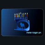 Magnet Flexible Bleu brillant Chanukkah Menorah<br><div class="desc">Une menorah moderne,  métallique,  bleue de Chanukkah,  avec un lion en silhouette,  contre un arrière - plan sombre et nocturne. Les neuf bougies sont allumées. Le texte hébreu "Chag Chanukkah Sameach" (Hanoukka heureuse) apparaît également en bleu et blanc éclatant.</div>
