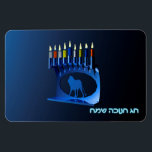 Magnet Flexible Bleu brillant Chanukkah Menorah<br><div class="desc">Une menorah moderne,  métallique,  bleue de Chanukkah,  avec un lion en silhouette,  contre un arrière - plan sombre et nocturne. Les neuf bougies sont allumées. Le texte hébreu "Chag Chanukkah Sameach" (Hanoukka heureuse) apparaît également en bleu et blanc éclatant.</div>
