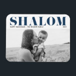 Magnet Flexible Blue Shalom Bold Typographie Happy Hanoukka Photo<br><div class="desc">Heureux Hanoukka ! Envoyer Hanoukka souhaite à la famille et aux amis avec cet aimant Hanoukka moderne personnalisable. Il présente SHALOM en caractères gras. Personnalisez en ajoutant des noms et une photo. Cette photo Happy Hanoukka aimant est disponible dans d'autres cartons.</div>