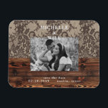 Magnet Flexible Bois rustique et dentelle photo Enregistrer l'aima<br><div class="desc">Monogramme en bois rustique et dentelle Enregistrer la date. Mariage. Police moderne. Magnet. Photo Couple.</div>