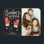 Magnet Flexible Bonnes Fêtes photo Red Winter Mittens<br><div class="desc">Célébrez l'esprit de vacances avec notre aimant photo de Noël personnalisable! Parfait pour capturer vos moments de fête préférés, cet aimant vous permet de créer un souvenir unique qui met en valeur la joie et l’amour de votre famille pendant la période des fêtes. Cet aimant photo de Noël est doté...</div>