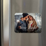 Magnet Flexible Briller | Parties scintillant Glitz Faux superposi<br><div class="desc">Magnets photo de vacances imprimés sur mesure avec un modèle simple pour la personnalisation. Ce design moderne chic a une bordure de confetti en faux parties scintillant et un texte de calligraphie élégant. Le libellé dit "Brille". Personnalisez-le avec vos photos et ajoutez votre nom de famille et l'année. Utilisez les...</div>