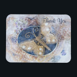 Magnet Flexible Butterfly Mariage Bridal Or blanc<br><div class="desc">Elégant mariage nuptial merci flexi aimnet. Design d'impression de bijoux papillon en perles roses d'or blanc. Fournitures décoratives vintage chic violet à texture florale de la partie. Texte personnalisé élégant. Copyright de l'image Marg Seregelyi Photography.</div>